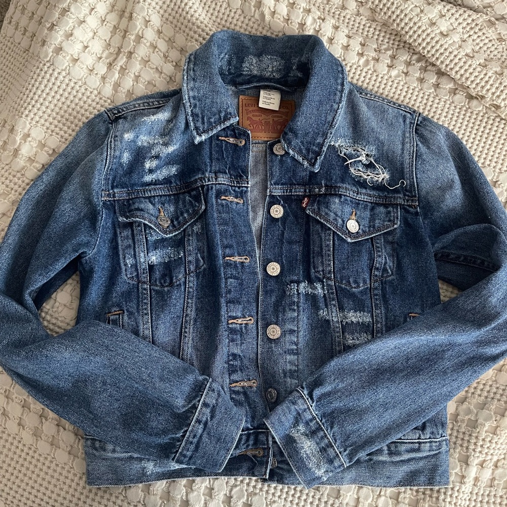 Women’s Distressed Levi’s Trucker Jacket size S